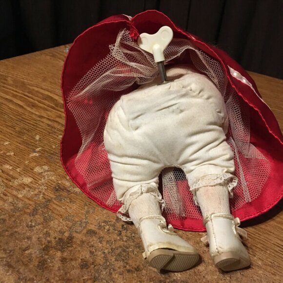 COLLECTORS CHOICE SERIES BY DANDEE PORCELAIN MUSICAL DOLL - Picture 4 of 10